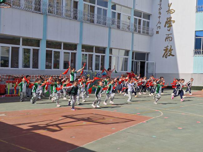 PG电子游戏济南市市中区永长街幼儿园轻器械操展示活动暨亲子运动会举行